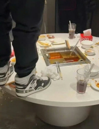 Đi tiểu bậy tại Haidilao: Hai thanh niên Trung Quốc bị phạt 8 tỷ đồng - Ảnh 1. Đi tiểu bậy tại Haidilao: Hai thanh niên Trung Quốc bị phạt 8 tỷ đồng - Ảnh 1.