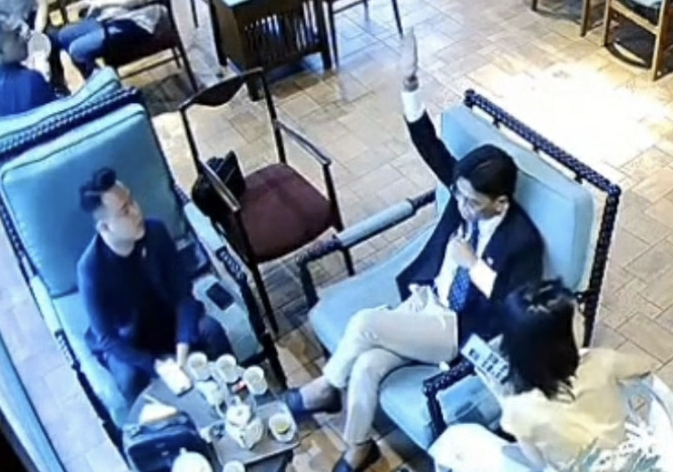 Vụ hành hung tại quán cà phê khiến nhân viên bị đánh trọng thương , Tổng tài lên tiếng - Ảnh 1.