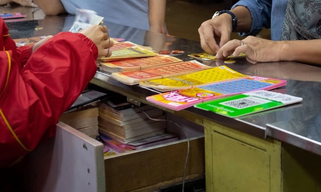 Trúng số 16 tỷ, mua 3 căn nhà tặng người thân: Cuối đời, người đàn ông phải đi ở thuê, chống chọi bệnh tật trong nghèo khó- Ảnh 2. Trúng số 16 tỷ, mua 3 căn nhà tặng người thân: Cuối đời, người đàn ông phải đi ở thuê, chống chọi bệnh tật trong nghèo khó- Ảnh 2.