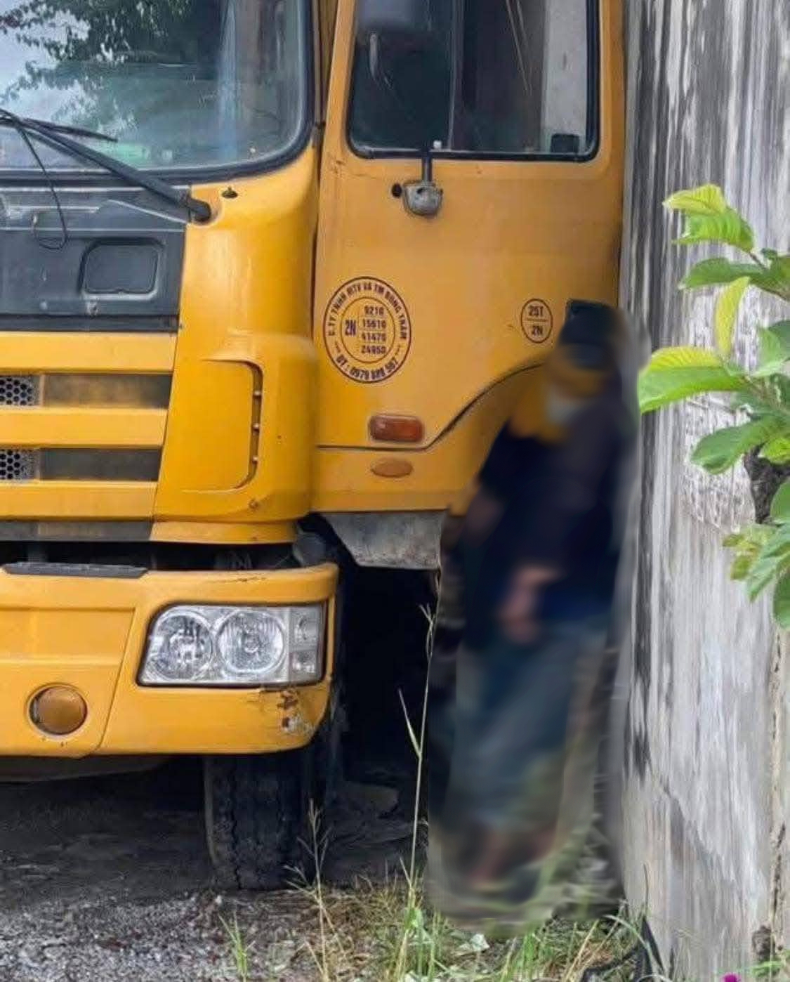 Tài xế tử vong thương tâm do xe tải Bất ngờ chuyển động tại Nghệ An - Ảnh 1.