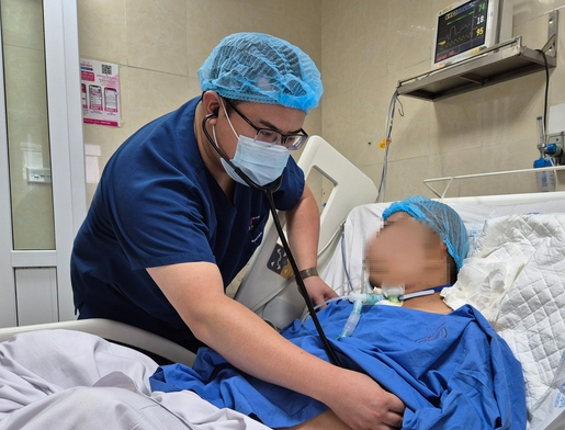 Thứ trưởng Bộ Y tế cứu người đàn ông gặp tai nạn trên cầu Nhật Tân- Ảnh 2. Thứ trưởng Bộ Y tế cứu người đàn ông gặp tai nạn trên cầu Nhật Tân- Ảnh 2.