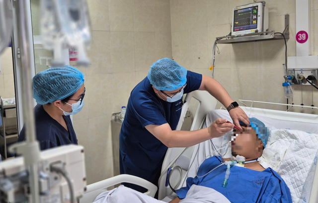 Thứ trưởng Bộ Y tế cứu người đàn ông gặp tai nạn trên cầu Nhật Tân- Ảnh 1. Thứ trưởng Bộ Y tế cứu người đàn ông gặp tai nạn trên cầu Nhật Tân- Ảnh 1.