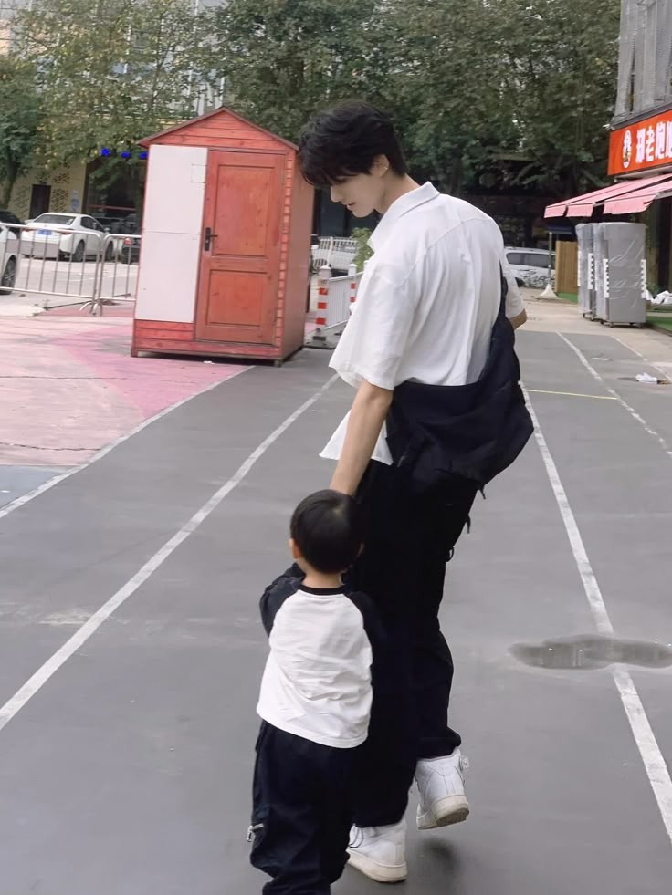 Bố có nên nói thật về lương với con? Cách dạy trẻ hiểu giá trị tiền bạc - Ảnh 1. Bố có nên nói thật về lương với con? Cách dạy trẻ hiểu giá trị tiền bạc - Ảnh 1.