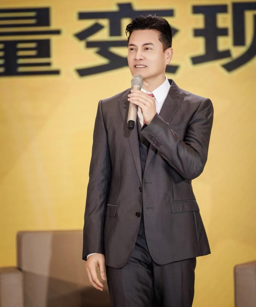 "Triển Chi&ecirc;u" sinh ra ở Việt Nam: 3 đời vợ đều to&agrave;n mỹ nh&acirc;n, giờ th&agrave;nh "tỷ ph&uacute; kh&ocirc;ng tuổi" kh&eacute;t tiếng Cbiz- Ảnh 13.