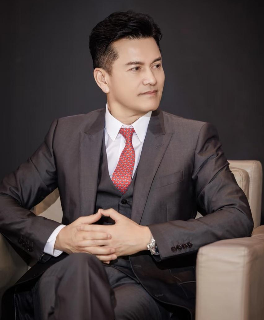 "Triển Chi&ecirc;u" sinh ra ở Việt Nam: 3 đời vợ đều to&agrave;n mỹ nh&acirc;n, giờ th&agrave;nh "tỷ ph&uacute; kh&ocirc;ng tuổi" kh&eacute;t tiếng Cbiz- Ảnh 12.