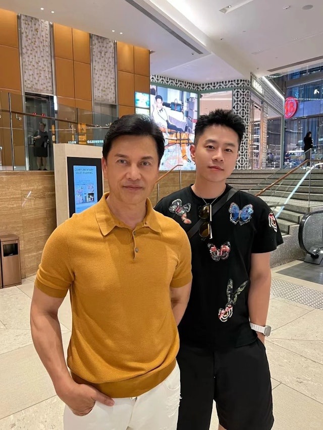 "Triển Chi&ecirc;u" sinh ra ở Việt Nam: 3 đời vợ đều to&agrave;n mỹ nh&acirc;n, giờ th&agrave;nh "tỷ ph&uacute; kh&ocirc;ng tuổi" kh&eacute;t tiếng Cbiz- Ảnh 16.