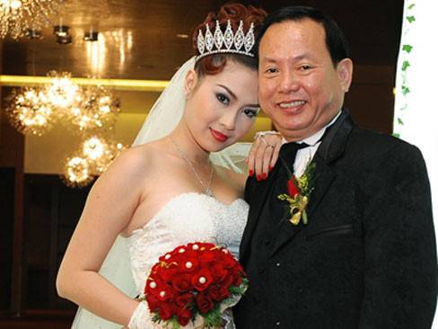 Hoa hậu ly hôn sau 2 tuần cưới: 39 tuổi vẫn độc thân, vừa đến thắp hương xin lỗi nhà chồng cũ - Ảnh 2.