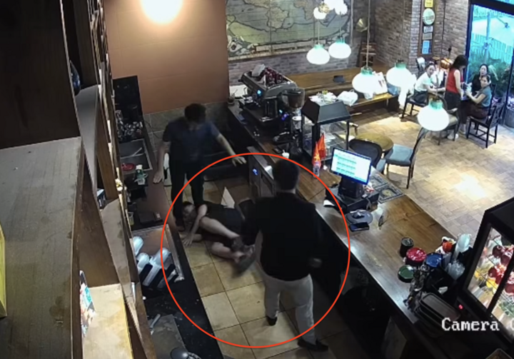 Nhân viên quán cà phê bị khách hành hung vì nhắc không hút thuốc lá ở Hà Nội - Ảnh 1.