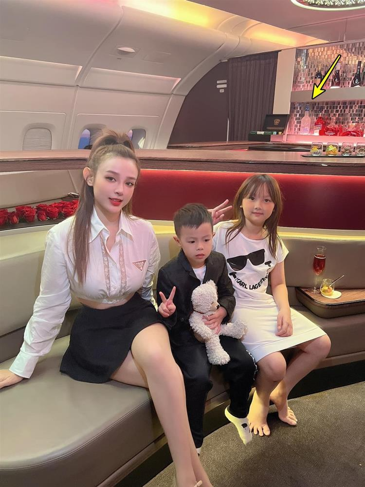 Đại thiếu gia 8 tuổi có mẹ là "búp bê không tuổi", bố là chủ chuỗi khách sạn nổi tiếng TP.HCM - Ảnh 8. Đại thiếu gia 8 tuổi có mẹ là "búp bê không tuổi", bố là chủ chuỗi khách sạn nổi tiếng TP.HCM - Ảnh 8.