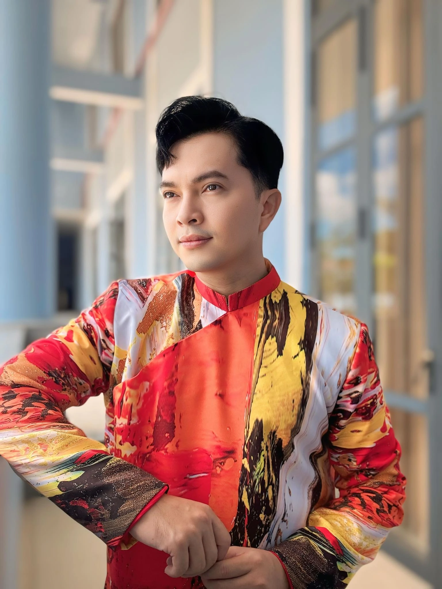 Nam ca sĩ sở hữu 3 bằng đại học và hôn nhân viên mãn với vợ là hot girl ngân hàng, con nhà giàu - Ảnh 1.