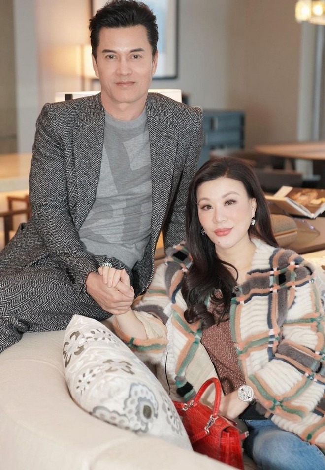 "Triển Chi&ecirc;u" sinh ra ở Việt Nam: 3 đời vợ đều to&agrave;n mỹ nh&acirc;n, giờ th&agrave;nh "tỷ ph&uacute; kh&ocirc;ng tuổi" kh&eacute;t tiếng Cbiz- Ảnh 8.