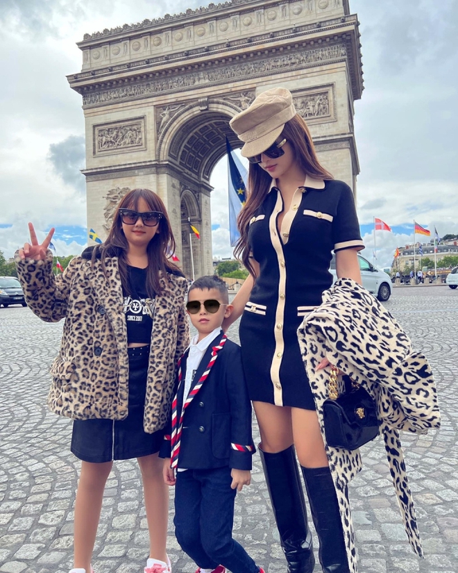 Đại thiếu gia 8 tuổi có mẹ là "búp bê không tuổi", bố là chủ chuỗi khách sạn nổi tiếng TP.HCM - Ảnh 7. Đại thiếu gia 8 tuổi có mẹ là "búp bê không tuổi", bố là chủ chuỗi khách sạn nổi tiếng TP.HCM - Ảnh 7.