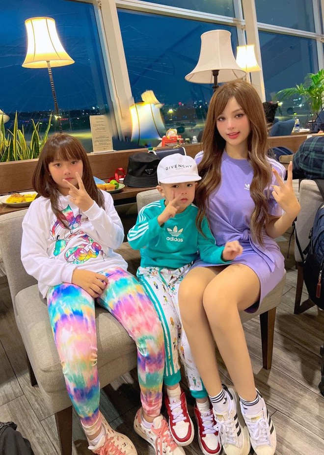 Đại thiếu gia 8 tuổi có mẹ là "búp bê không tuổi", bố là chủ chuỗi khách sạn nổi tiếng TP.HCM - Ảnh 6. Đại thiếu gia 8 tuổi có mẹ là "búp bê không tuổi", bố là chủ chuỗi khách sạn nổi tiếng TP.HCM - Ảnh 6.