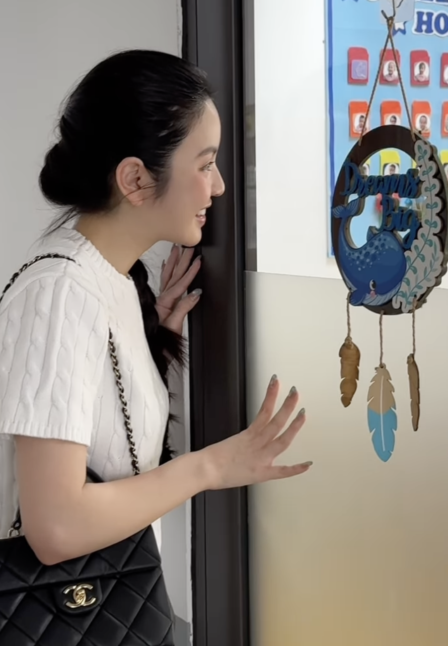 Quang Hải - Chu Thanh Huyền thấp thỏm ngoài cửa lớp ngày đầu bé Lido đi học- Ảnh 1.