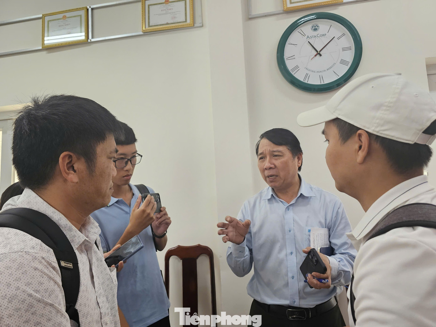 Vụ Kê Khống Tán Sỏi Cho 255 Bệnh Nhân: Bốn Cá Nhân Liên Quan Giải Trình Gì? - Ảnh 1. Vụ Kê Khống Tán Sỏi Cho 255 Bệnh Nhân: Bốn Cá Nhân Liên Quan Giải Trình Gì? - Ảnh 1.