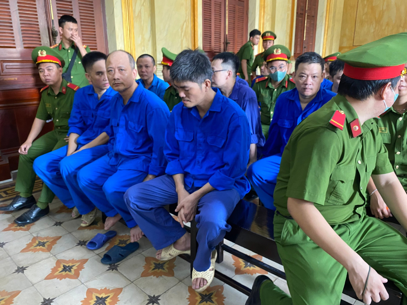 Nhóm buôn lậu vàng 113kg xuyên biên giới bằng xe ba gác hầu tòa tại TPHCM - Ảnh 2.