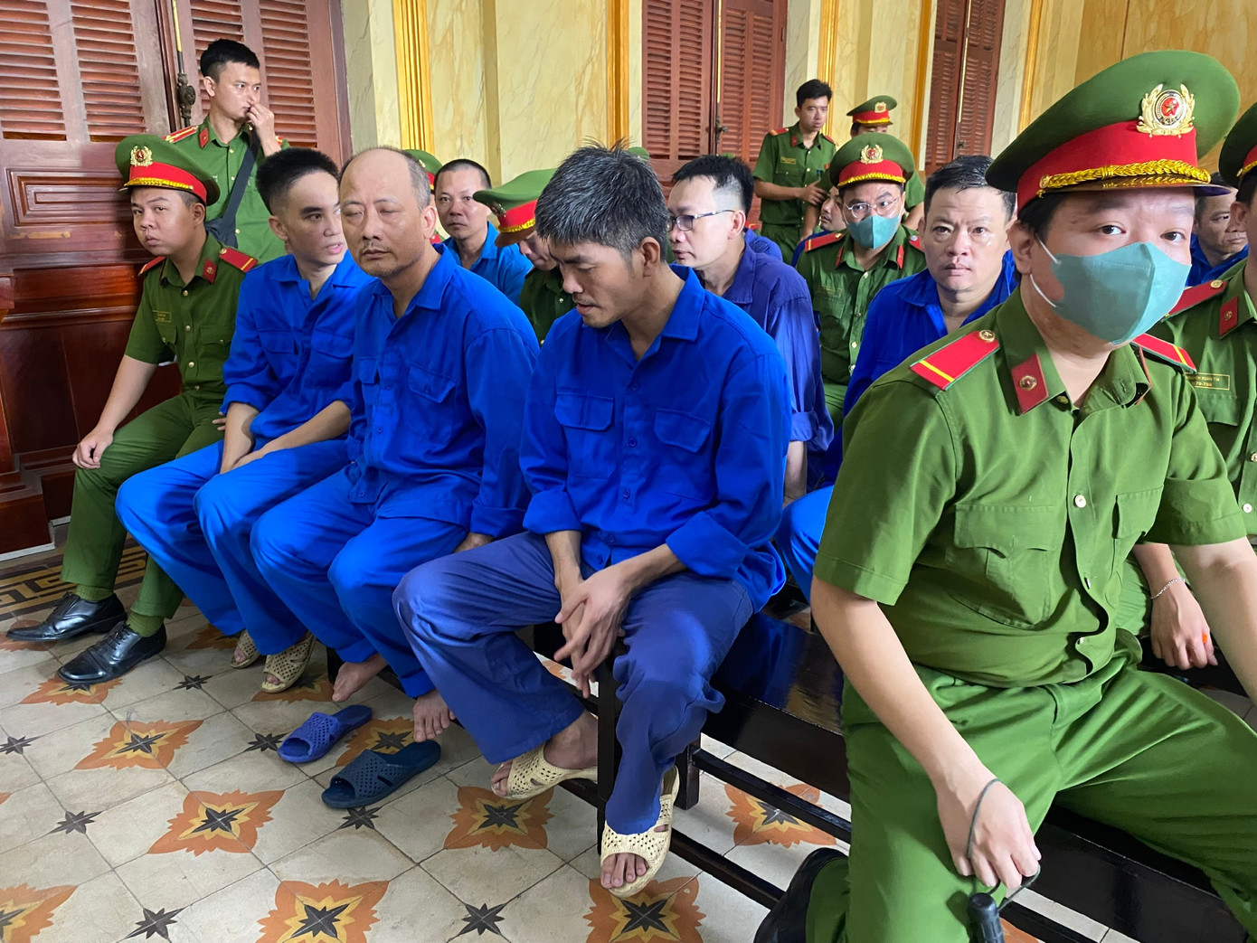 Nhóm buôn lậu vàng 113kg xuyên biên giới bằng xe ba gác hầu tòa tại TPHCM - Ảnh 1.