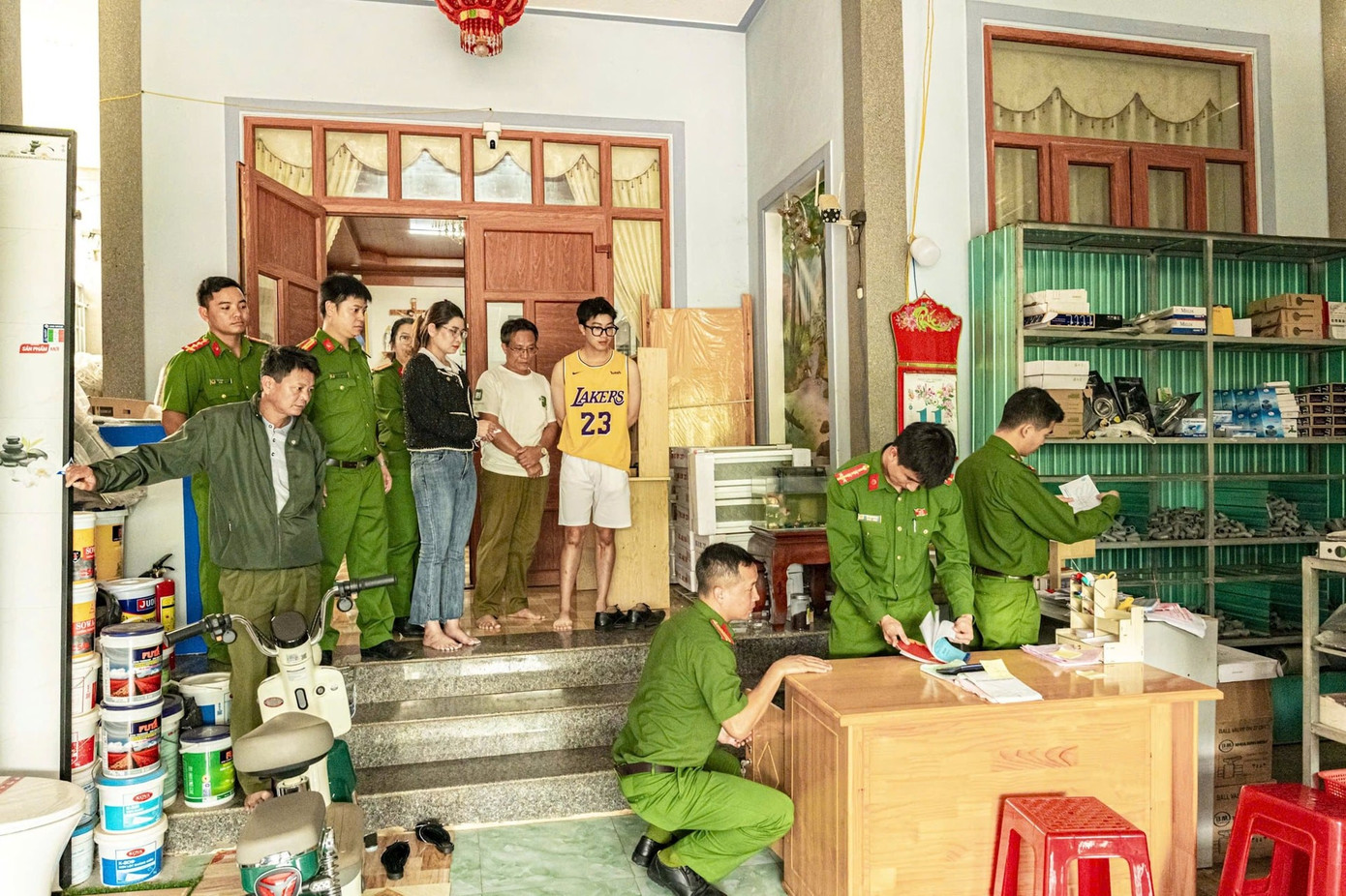 Bắt tạm giam, khám xét nơi ở của Lâm Thị Hương- Ảnh 2. Bắt tạm giam, khám xét nơi ở của Lâm Thị Hương- Ảnh 2.