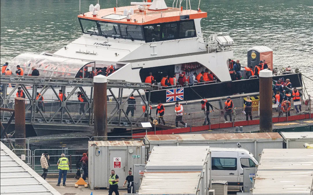 Người di cư đầu ti&ecirc;n bị trục xuất theo thỏa thuận giữa Anh v&agrave; Ph&aacute;p - Ảnh 1.