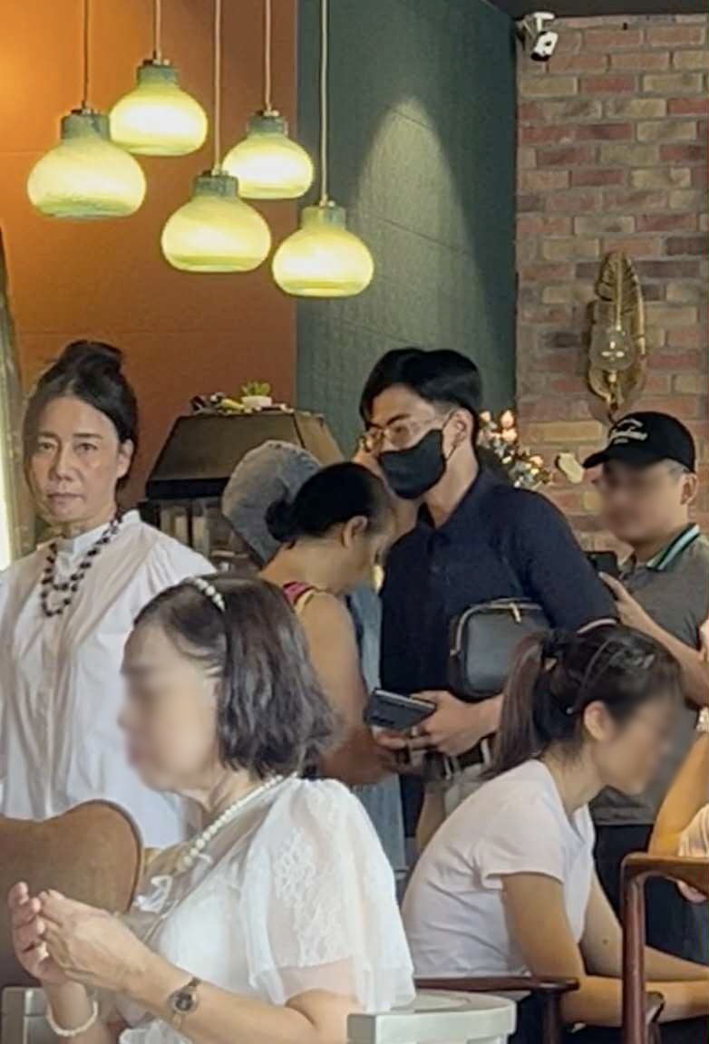 Ch&acirc;n dung người mẹ mời &ldquo;tổng t&agrave;i&rdquo; ra khỏi qu&aacute;n c&agrave; ph&ecirc;: Kh&iacute; chất n&agrave;y mới thật sự l&agrave; tổng t&agrave;i- Ảnh 2.