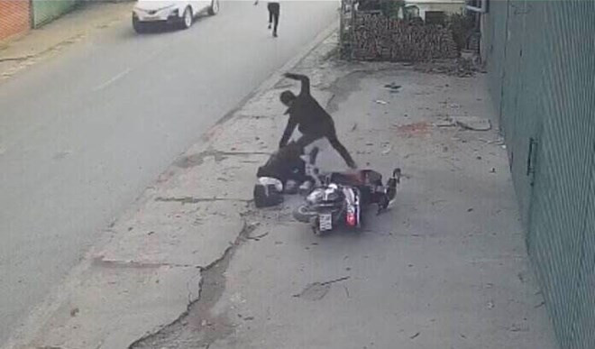 Nam thanh niên tấn công đôi nam nữ trên phố: Điều tra vụ án nghiêm trọng - Ảnh 1.