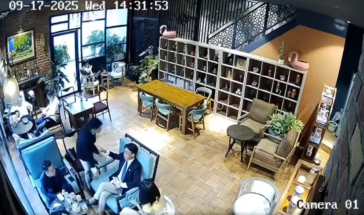 Nhân viên quán cà phê bị đánh khi nhắc khách không hút thuốc cần xử lý nghiêm - Ảnh 1.