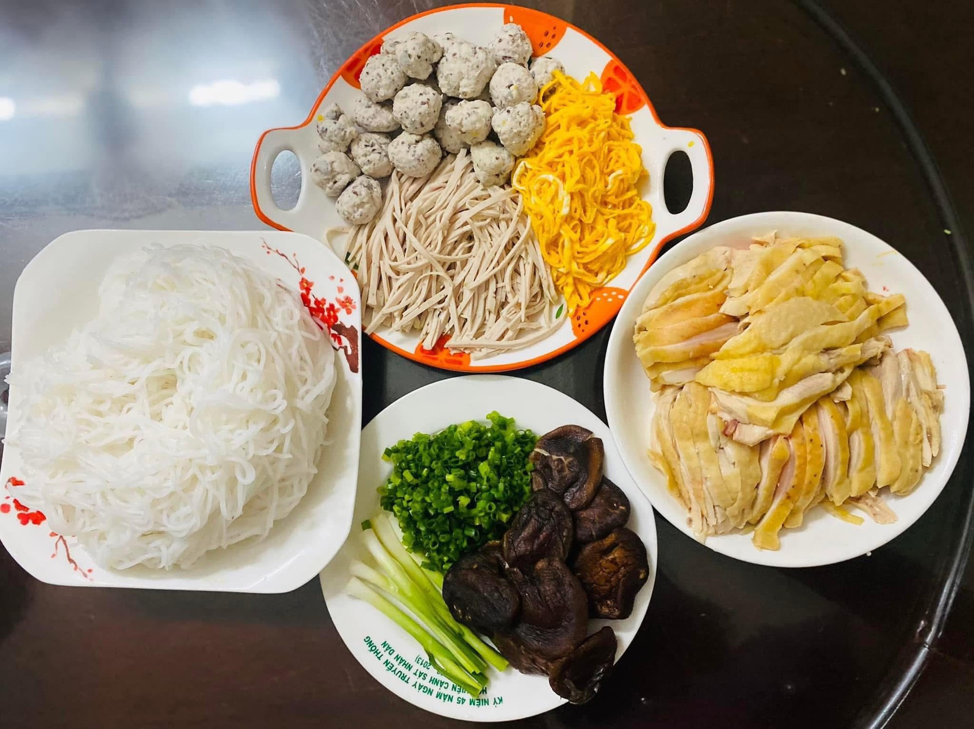 Mỗi ng&agrave;y một m&oacute;n kh&ocirc;ng ng&agrave;y n&agrave;o tr&ugrave;ng, mẹ 4 con nấu ăn ở nh&agrave; cỡ n&agrave;y bảo sao đi qu&aacute;n n&agrave;o con cũng k&ecirc;u "kh&ocirc;ng ngon bằng mẹ l&agrave;m"- Ảnh 21.