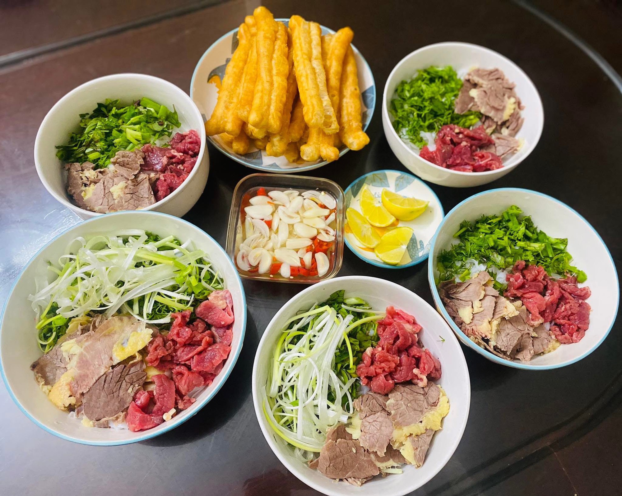 Mỗi ng&agrave;y một m&oacute;n kh&ocirc;ng ng&agrave;y n&agrave;o tr&ugrave;ng, mẹ 4 con nấu ăn ở nh&agrave; cỡ n&agrave;y bảo sao đi qu&aacute;n n&agrave;o con cũng k&ecirc;u "kh&ocirc;ng ngon bằng mẹ l&agrave;m"- Ảnh 2.