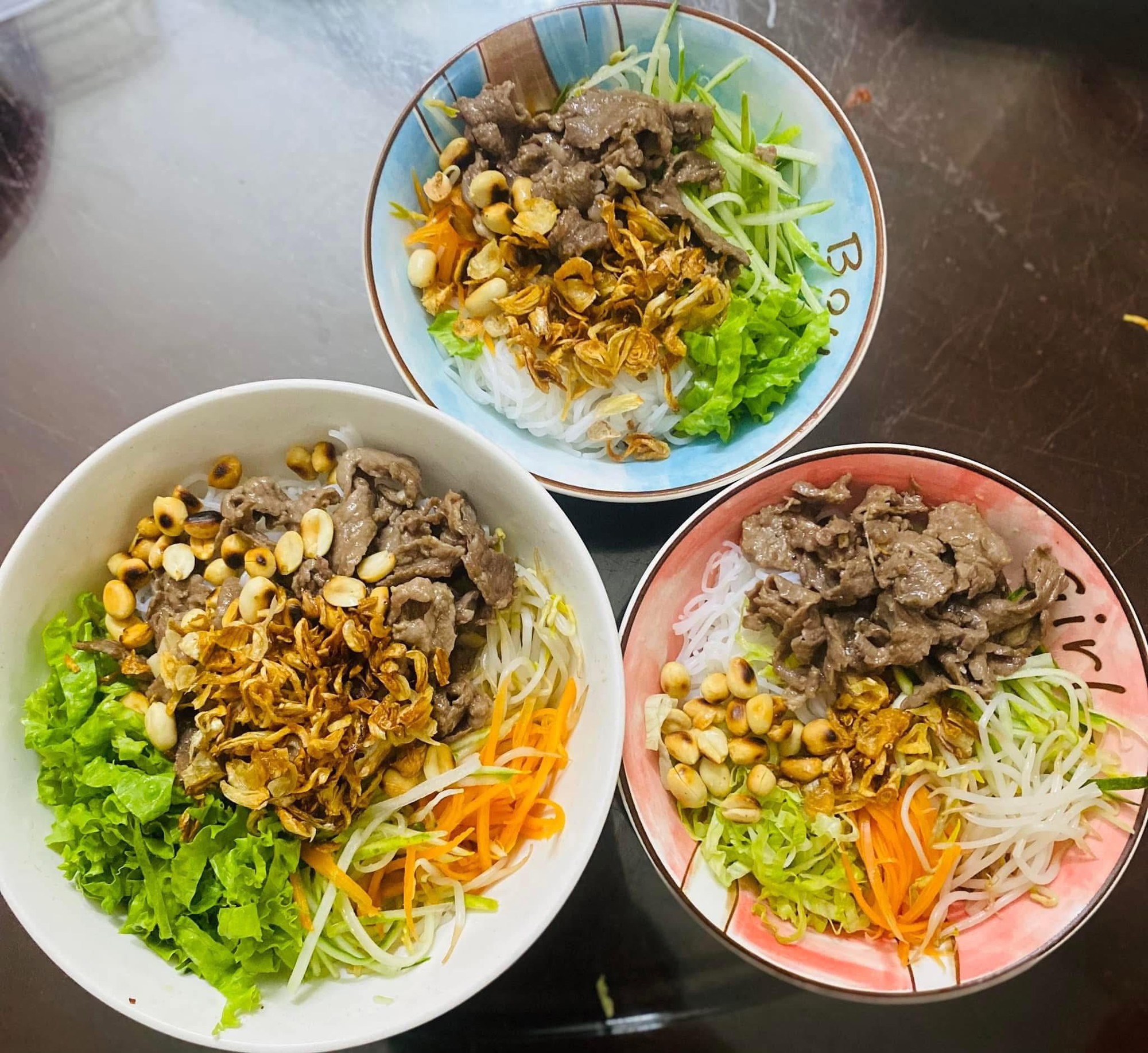 Mỗi ng&agrave;y một m&oacute;n kh&ocirc;ng ng&agrave;y n&agrave;o tr&ugrave;ng, mẹ 4 con nấu ăn ở nh&agrave; cỡ n&agrave;y bảo sao đi qu&aacute;n n&agrave;o con cũng k&ecirc;u "kh&ocirc;ng ngon bằng mẹ l&agrave;m"- Ảnh 15.