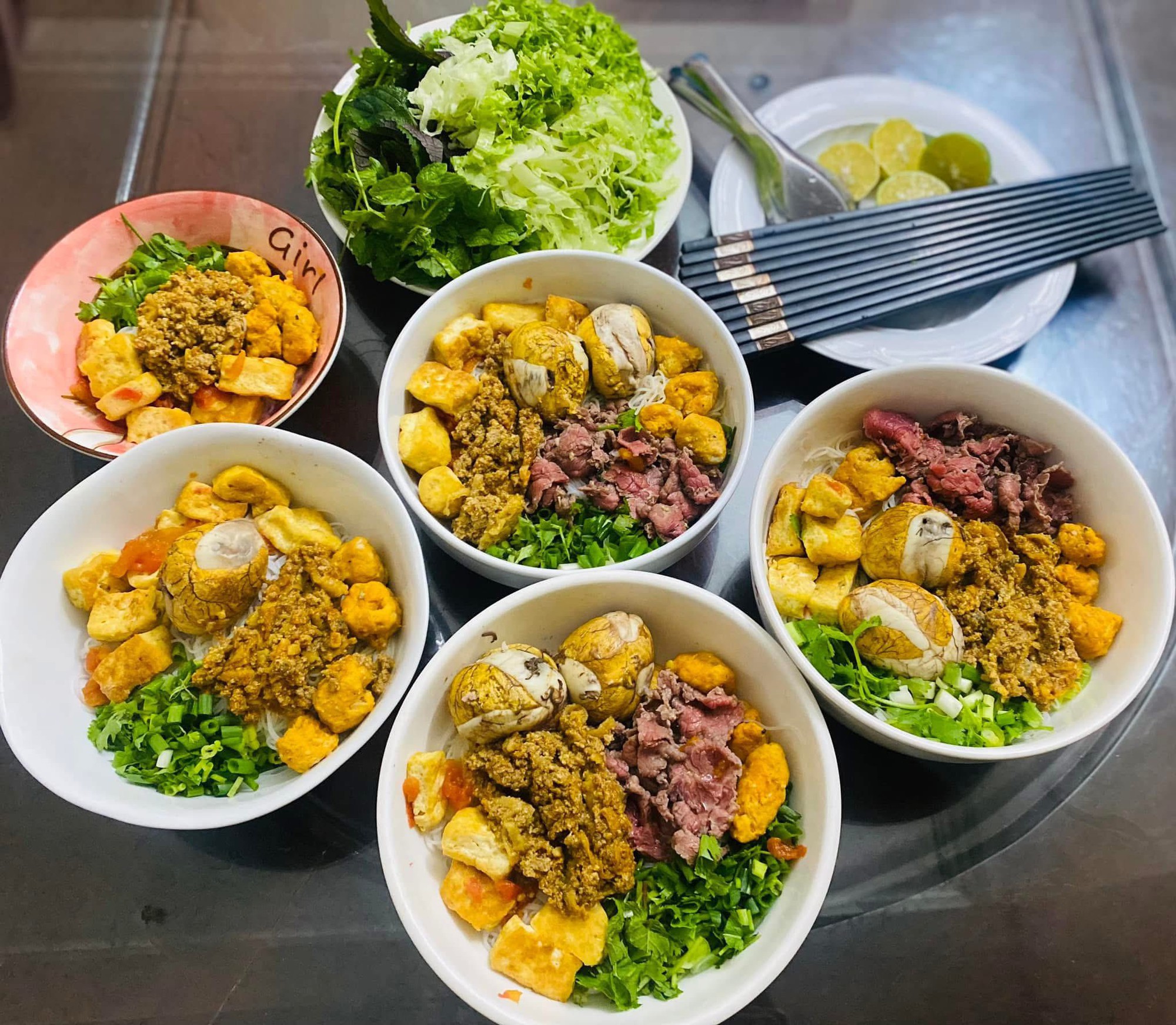 Mỗi ng&agrave;y một m&oacute;n kh&ocirc;ng ng&agrave;y n&agrave;o tr&ugrave;ng, mẹ 4 con nấu ăn ở nh&agrave; cỡ n&agrave;y bảo sao đi qu&aacute;n n&agrave;o con cũng k&ecirc;u "kh&ocirc;ng ngon bằng mẹ l&agrave;m"- Ảnh 7.