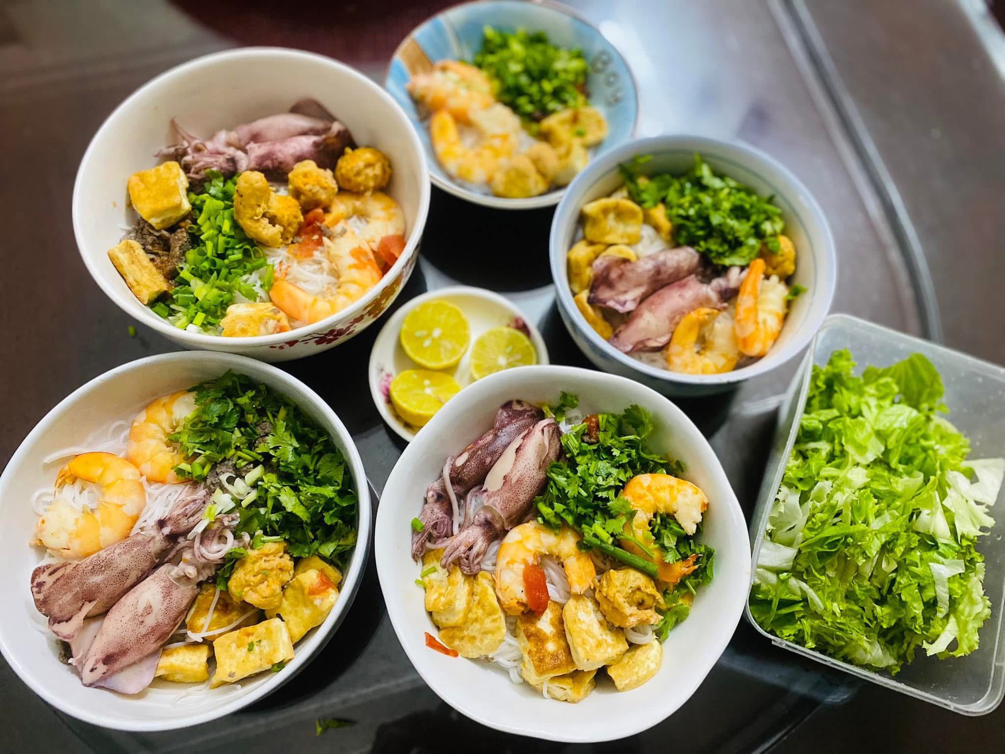 Mỗi ng&agrave;y một m&oacute;n kh&ocirc;ng ng&agrave;y n&agrave;o tr&ugrave;ng, mẹ 4 con nấu ăn ở nh&agrave; cỡ n&agrave;y bảo sao đi qu&aacute;n n&agrave;o con cũng k&ecirc;u "kh&ocirc;ng ngon bằng mẹ l&agrave;m"- Ảnh 9.