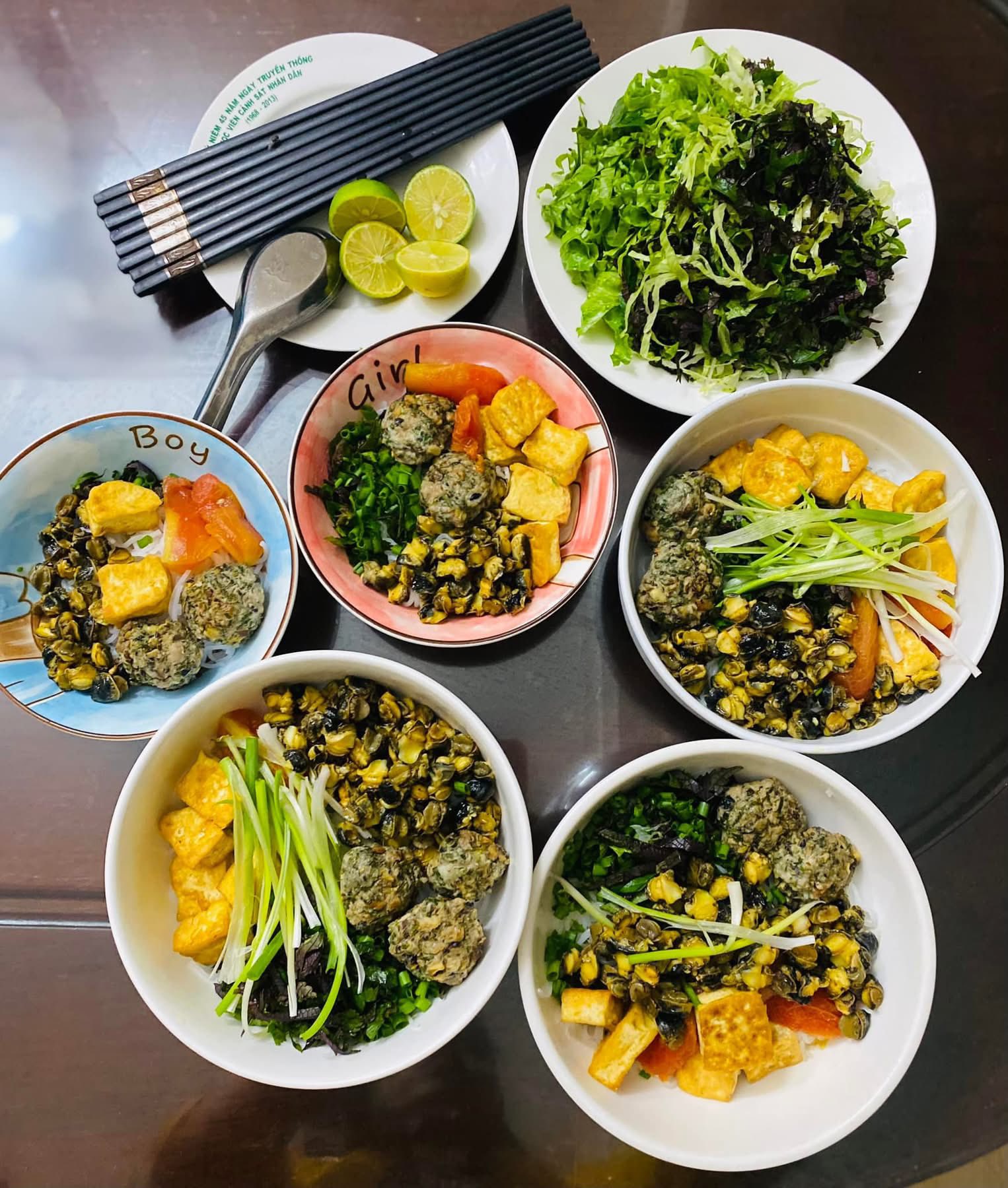 Mỗi ng&agrave;y một m&oacute;n kh&ocirc;ng ng&agrave;y n&agrave;o tr&ugrave;ng, mẹ 4 con nấu ăn ở nh&agrave; cỡ n&agrave;y bảo sao đi qu&aacute;n n&agrave;o con cũng k&ecirc;u "kh&ocirc;ng ngon bằng mẹ l&agrave;m"- Ảnh 16.