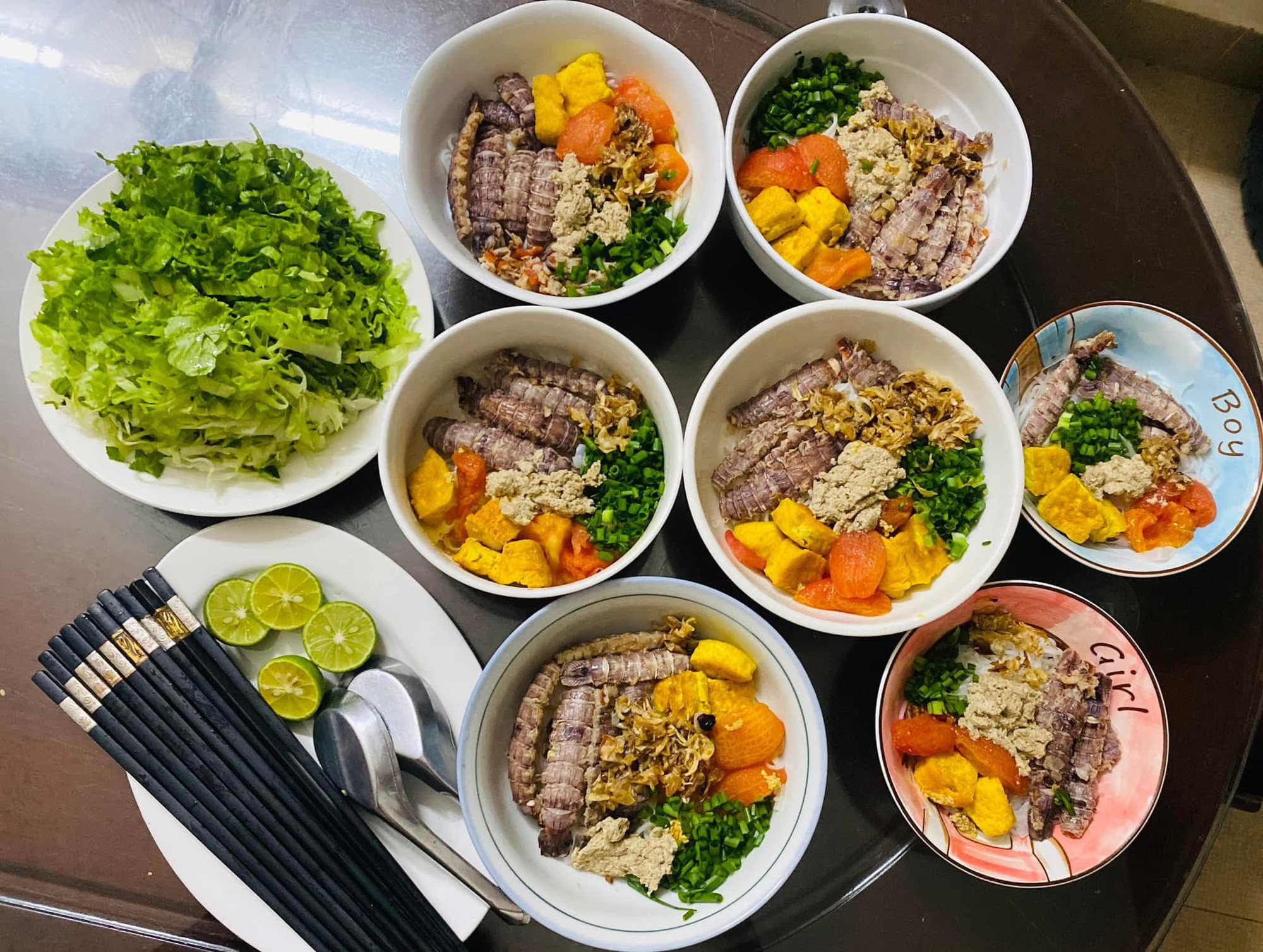 Mỗi ng&agrave;y một m&oacute;n kh&ocirc;ng ng&agrave;y n&agrave;o tr&ugrave;ng, mẹ 4 con nấu ăn ở nh&agrave; cỡ n&agrave;y bảo sao đi qu&aacute;n n&agrave;o con cũng k&ecirc;u "kh&ocirc;ng ngon bằng mẹ l&agrave;m"- Ảnh 5.