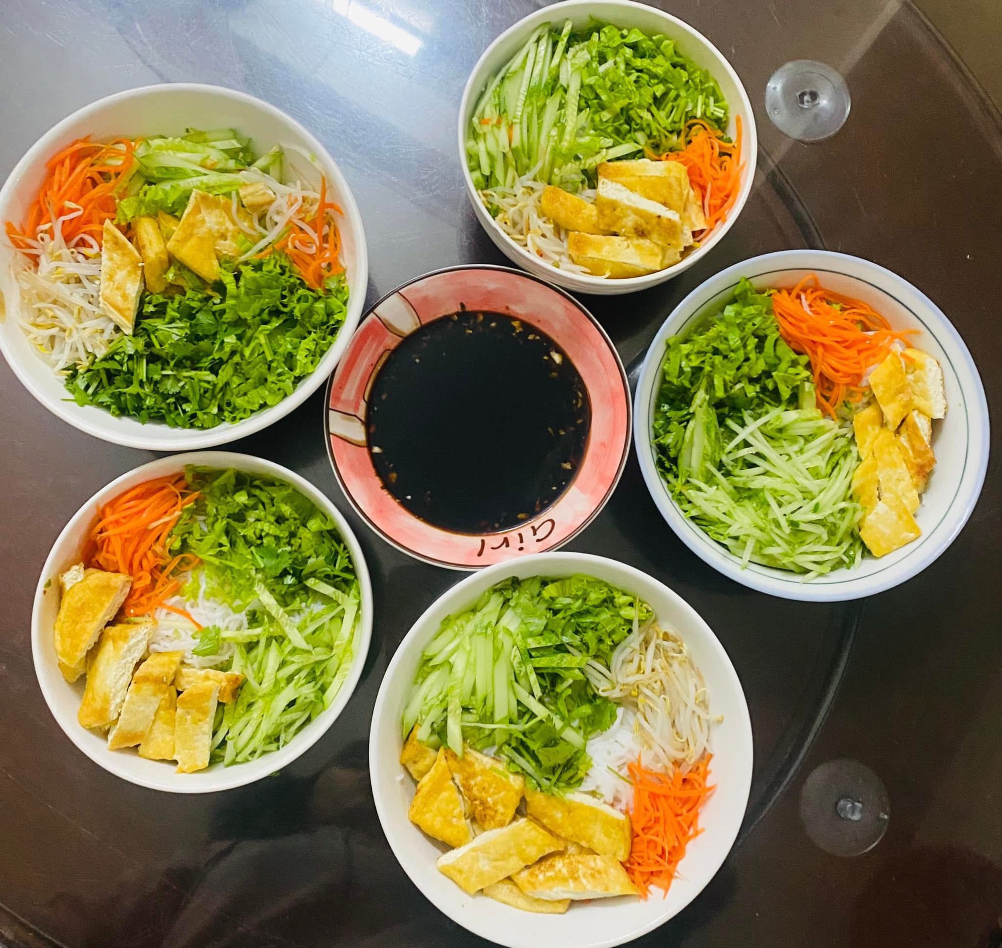 Mỗi ng&agrave;y một m&oacute;n kh&ocirc;ng ng&agrave;y n&agrave;o tr&ugrave;ng, mẹ 4 con nấu ăn ở nh&agrave; cỡ n&agrave;y bảo sao đi qu&aacute;n n&agrave;o con cũng k&ecirc;u "kh&ocirc;ng ngon bằng mẹ l&agrave;m"- Ảnh 12.