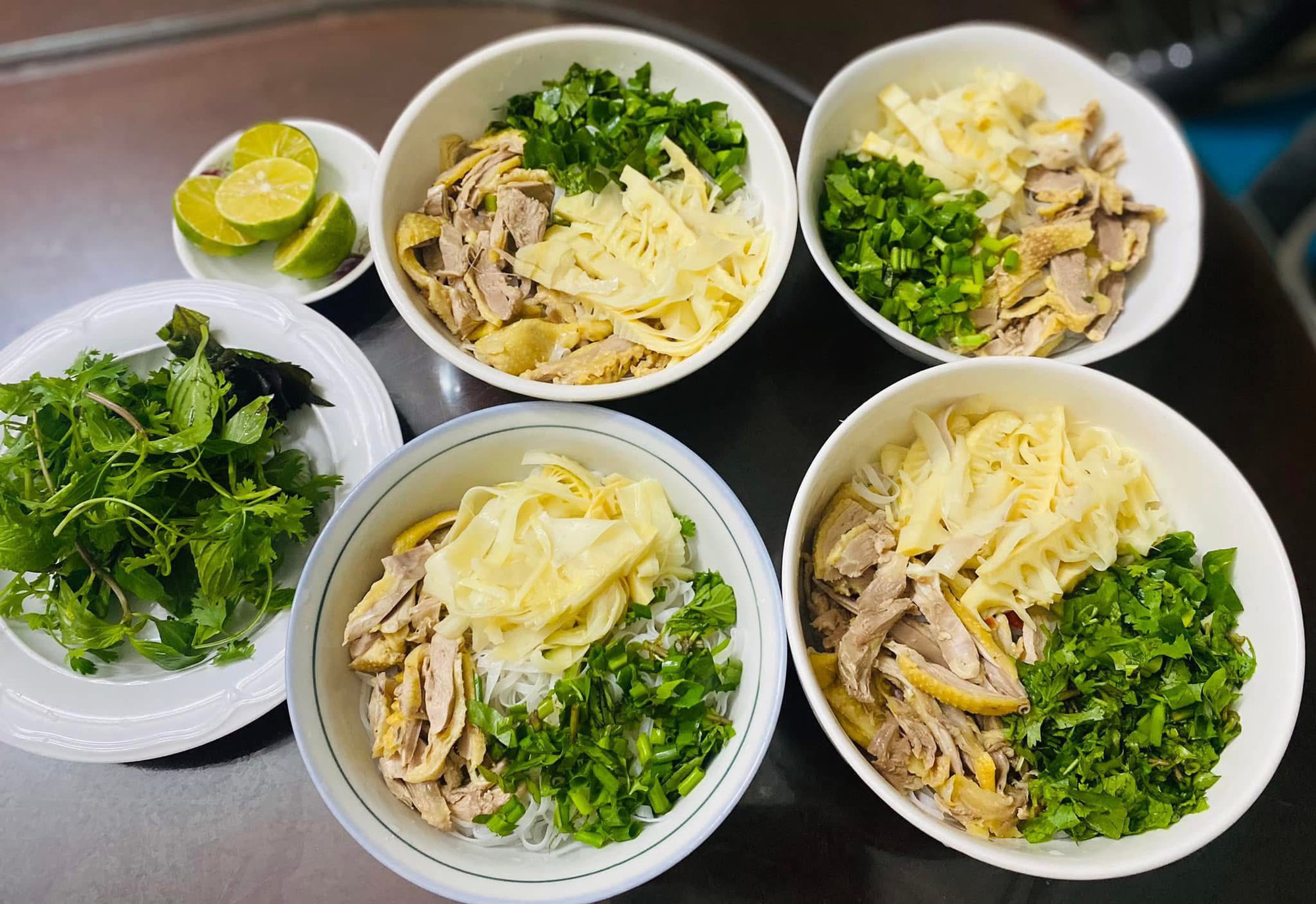 Mỗi ng&agrave;y một m&oacute;n kh&ocirc;ng ng&agrave;y n&agrave;o tr&ugrave;ng, mẹ 4 con nấu ăn ở nh&agrave; cỡ n&agrave;y bảo sao đi qu&aacute;n n&agrave;o con cũng k&ecirc;u "kh&ocirc;ng ngon bằng mẹ l&agrave;m"- Ảnh 8.