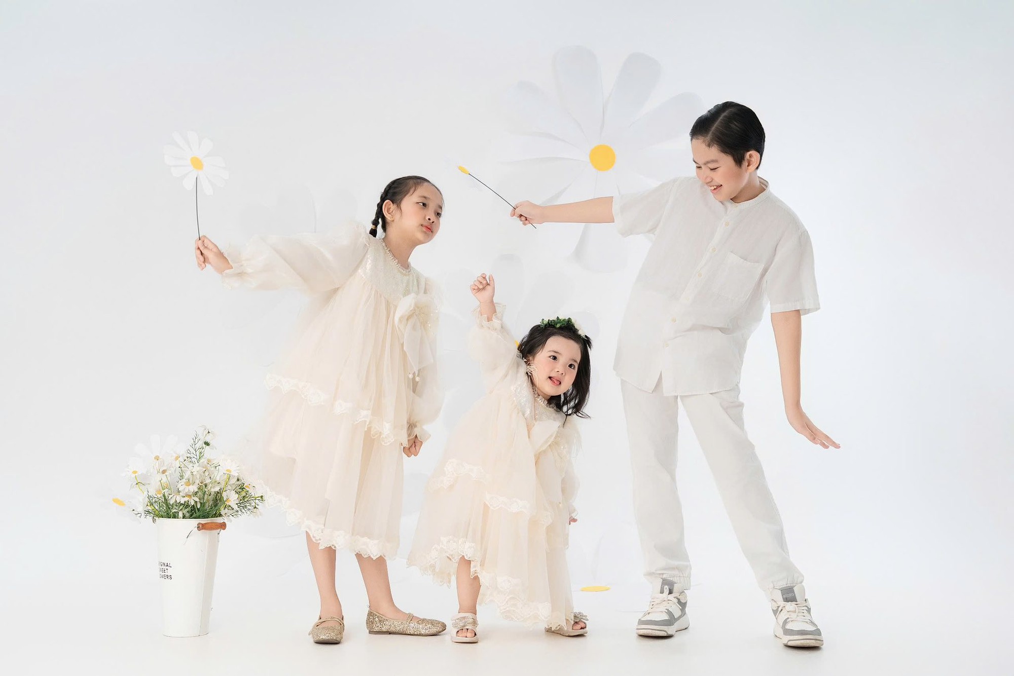 3 nhóc tỳ đáng yêu đẹp như tranh vẽ nhà Khánh Thi - Phan Hiển- Ảnh 2.
