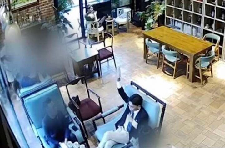 Luật sư phân tích mức phạt cho người đánh nhân viên quán cà phê ở Hà Nội - Ảnh 2. Luật sư phân tích mức phạt cho người đánh nhân viên quán cà phê ở Hà Nội - Ảnh 2.