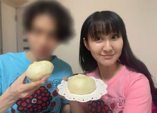 Câu chuyện tình yêu đặc biệt giữa phụ nữ 63 tuổi và chàng trai 31 tuổi - Ảnh 1. Câu chuyện tình yêu đặc biệt giữa phụ nữ 63 tuổi và chàng trai 31 tuổi - Ảnh 1.