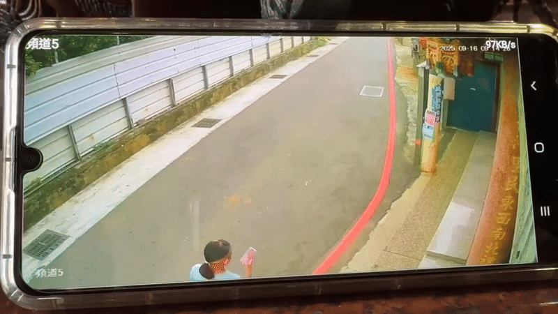 Bạn của người yêu cũ nhắn tin nói muốn gặp, cô gái đến điểm hẹn rồi biết bản thân bị lừa, hối không kịp - Ảnh 1.