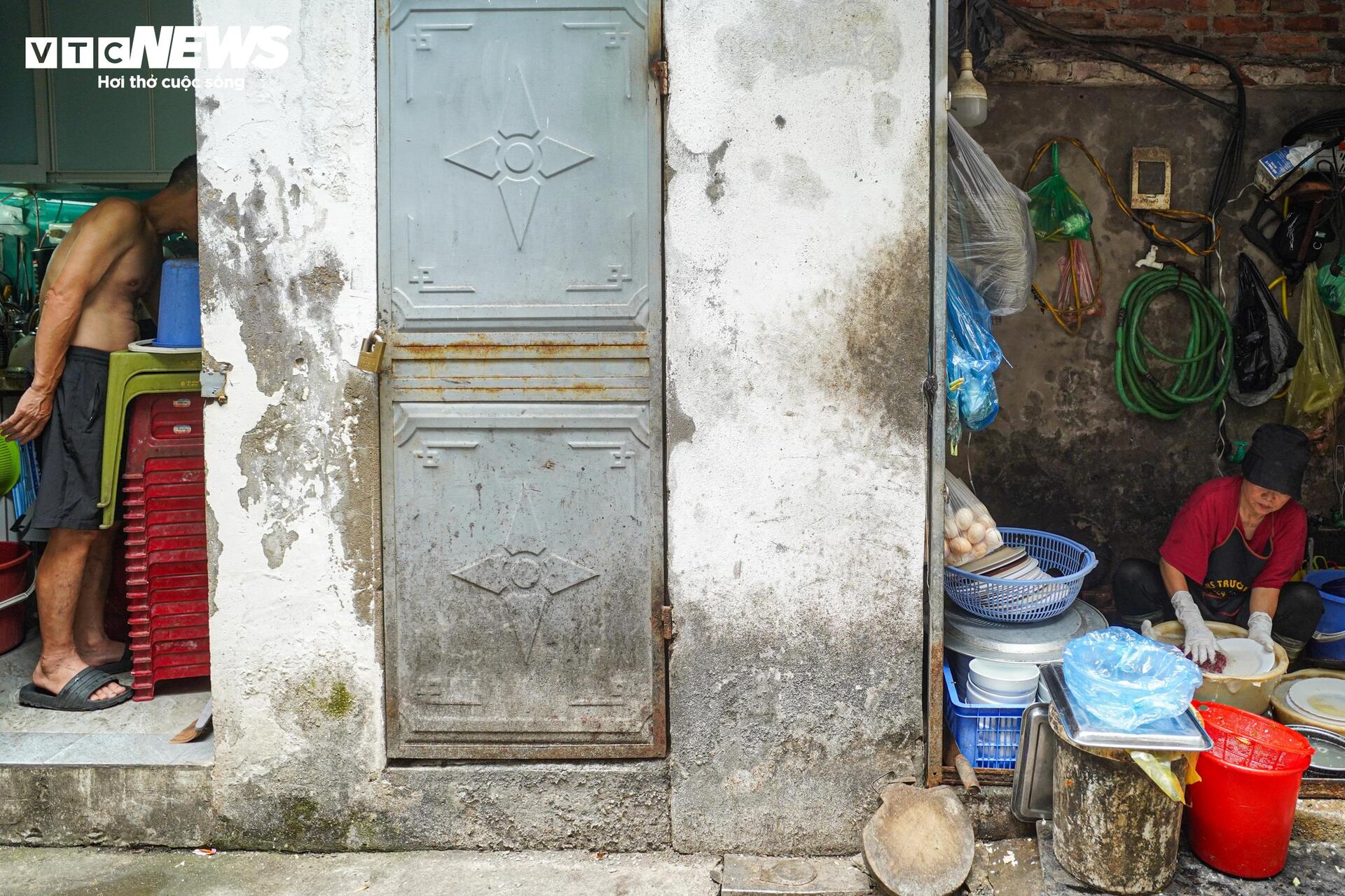Cận cảnh 59 công trình trên đất vàng Hồ Gươm sắp di dời để xây quảng trường - Ảnh 10. Cận cảnh 59 công trình trên đất vàng Hồ Gươm sắp di dời để xây quảng trường - Ảnh 10.