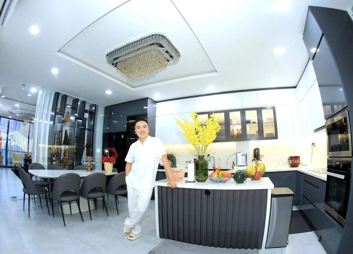 Nam ca sĩ có con riêng với fan, vợ bắt lên chùa thề độc: U50 ở nhà phố 25 tỷ, 6 tầng, ăn chay trường - Ảnh 1. Nam ca sĩ có con riêng với fan, vợ bắt lên chùa thề độc: U50 ở nhà phố 25 tỷ, 6 tầng, ăn chay trường - Ảnh 1.