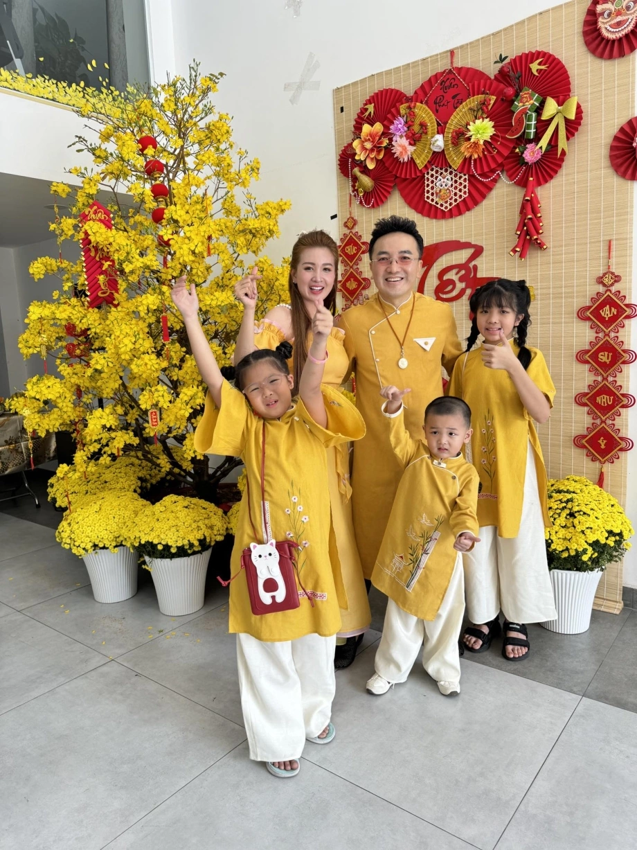 Nam ca sĩ có con riêng với fan, vợ bắt lên chùa thề độc: U50 ở nhà phố 25 tỷ, 6 tầng, ăn chay trường - Ảnh 4. Nam ca sĩ có con riêng với fan, vợ bắt lên chùa thề độc: U50 ở nhà phố 25 tỷ, 6 tầng, ăn chay trường - Ảnh 4.