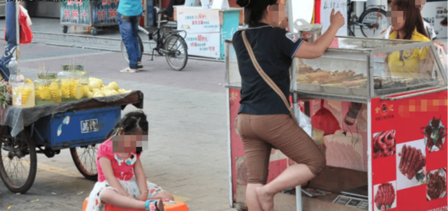 Tại sao trẻ em dễ trở th&agrave;nh người ngh&egrave;o nếu cha mẹ kh&ocirc;ng thay đổi tư duy - Ảnh 1.