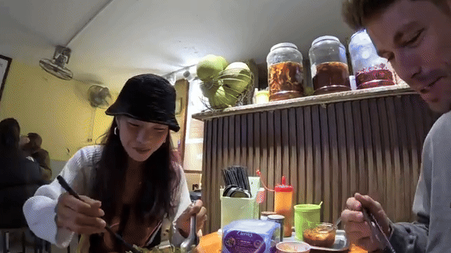Khách Tây thưởng thức món đặc sản nổi tiếng phố cổ Hà Nội, nhận xét: "Ăn cả ngày cũng không chán!" - Ảnh 1.