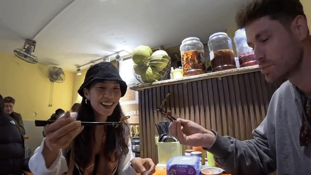 Khách Tây thưởng thức món đặc sản nổi tiếng phố cổ Hà Nội, nhận xét: "Ăn cả ngày cũng không chán!" - Ảnh 2.