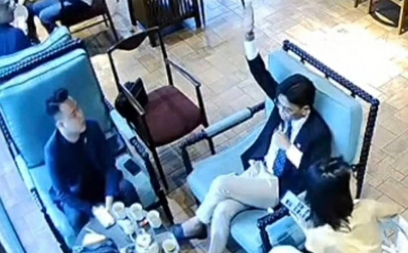 Công an điều tra vụ hành hung nhân viên quán cà phê tại Hà Nội - Ảnh 2.