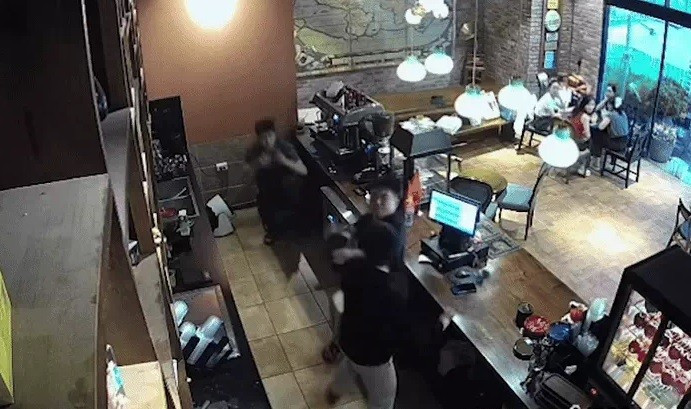 Công an điều tra vụ hành hung nhân viên quán cà phê tại Hà Nội - Ảnh 1.