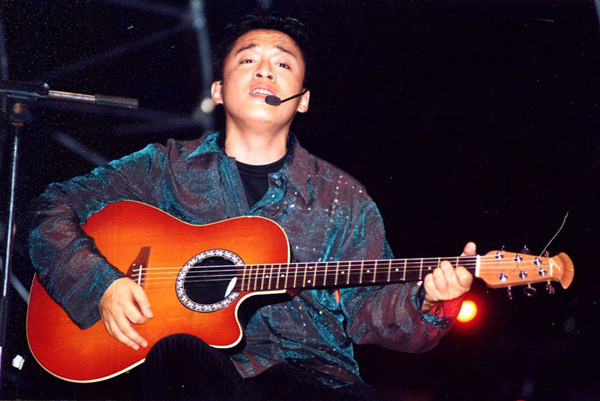 “Thiên vương Vpop” hát 1 bài mua 10 căn nhà: Từng nhận cát xê hàng chục cây vàng, nay giàu sang coi tiền bạc là phù phiếm - Ảnh 2.