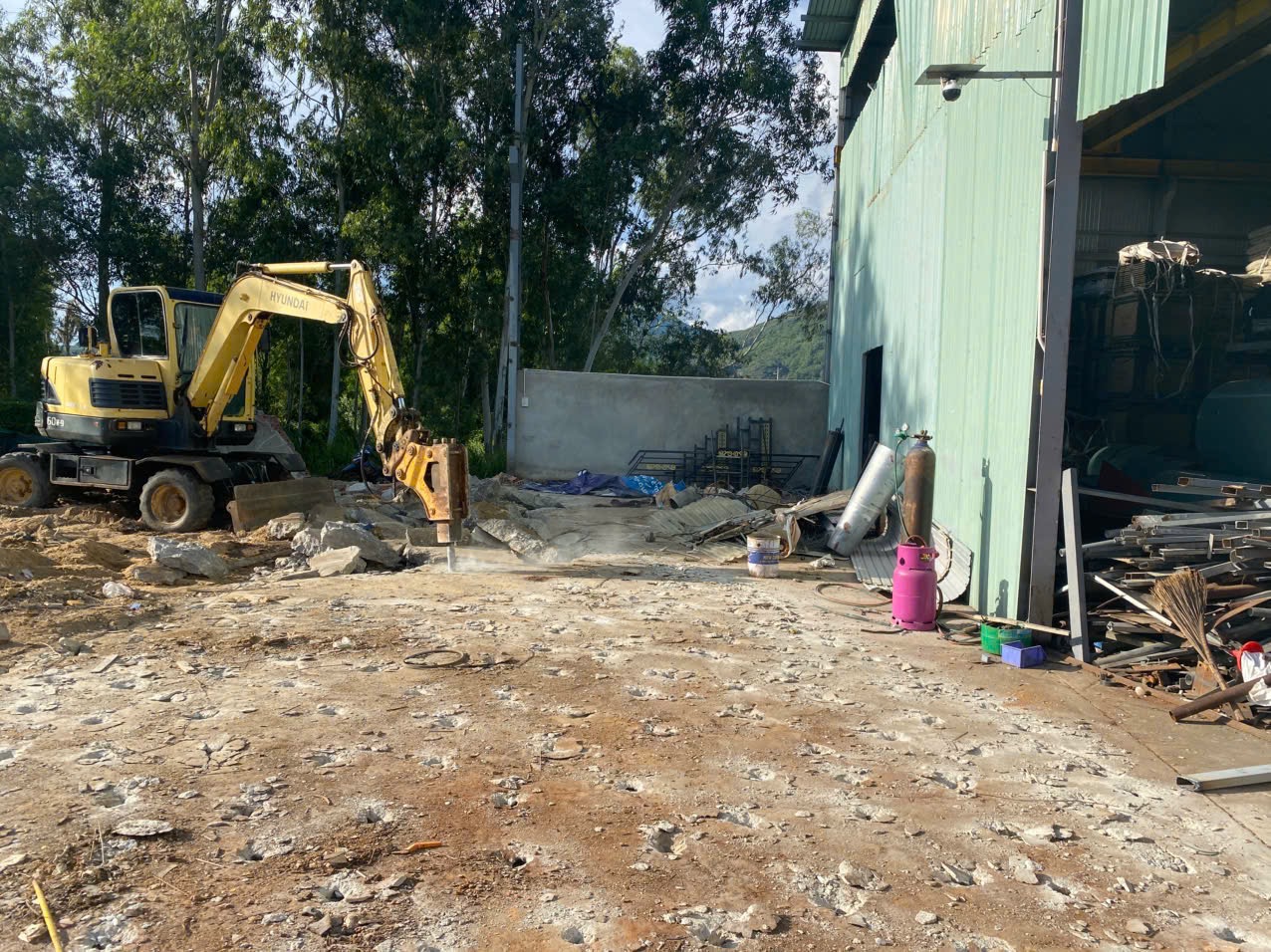 Nhà kho xây trên đất công ở Gia Lai chính thức bắt đầu tháo dỡ - Ảnh 1.