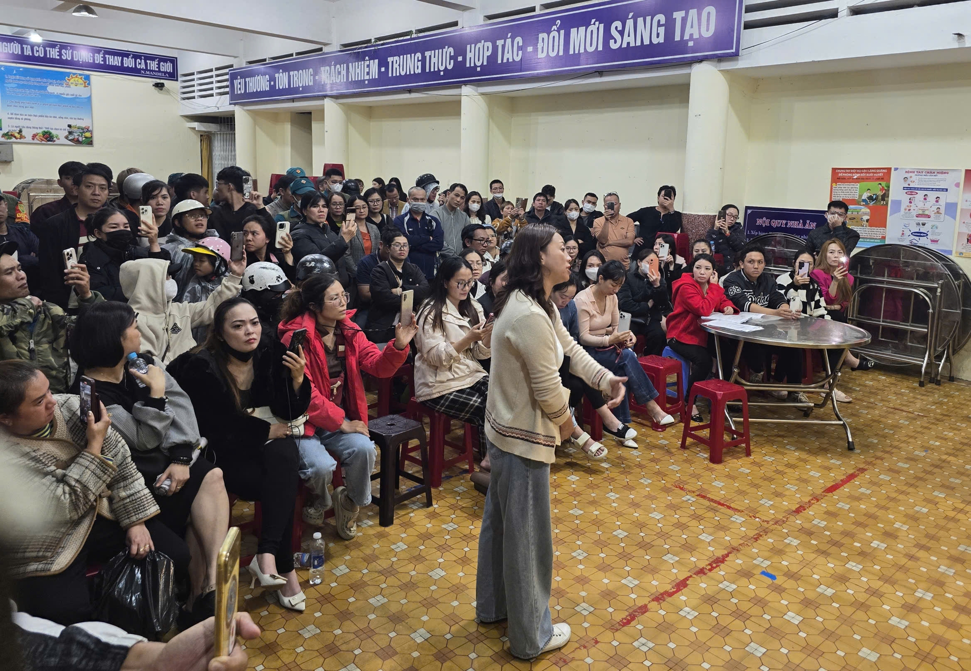 Cuộc đối chất về thực phẩm bẩn tại Trường Tiểu học T . V ở Đà Lạt - Ảnh 4.